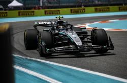 英雄联盟总决赛直播-梅赛德斯力克雷诺车队，塞恩斯惊艳四座