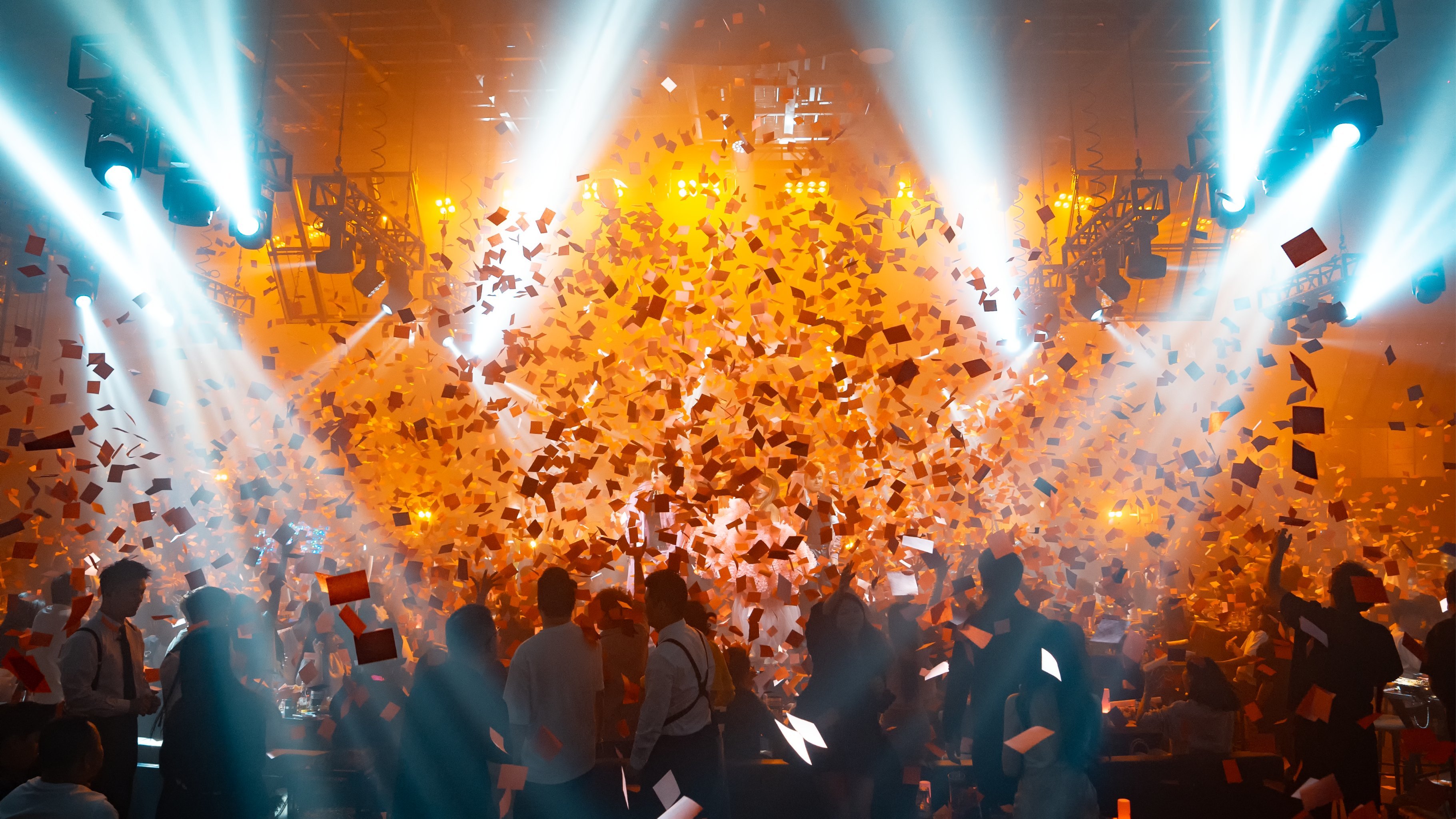 观战狂欢!现场氛围轰轰烈烈! 观战狂欢!现场氛围轰轰烈烈!