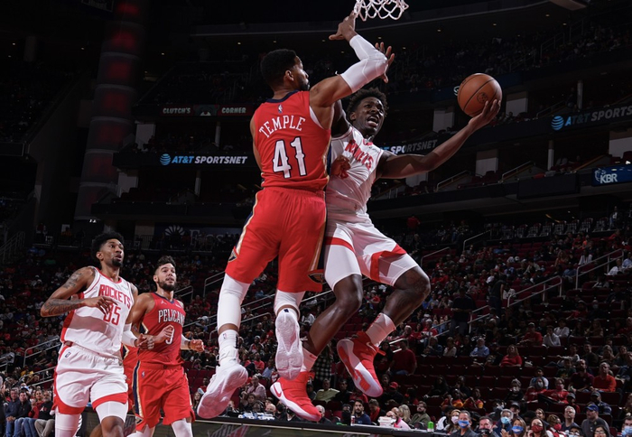 包含火箭苦战太阳，勇士站上榜首宝座的词条