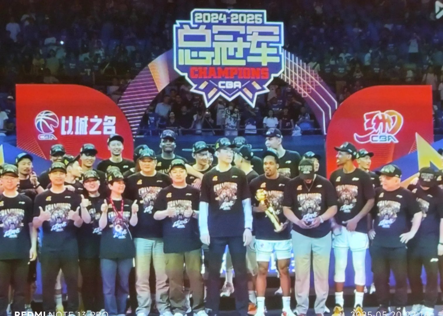 战术对抗!教练们在场边紧急调整阵容 战术对抗!教练们在场边紧急调整阵容