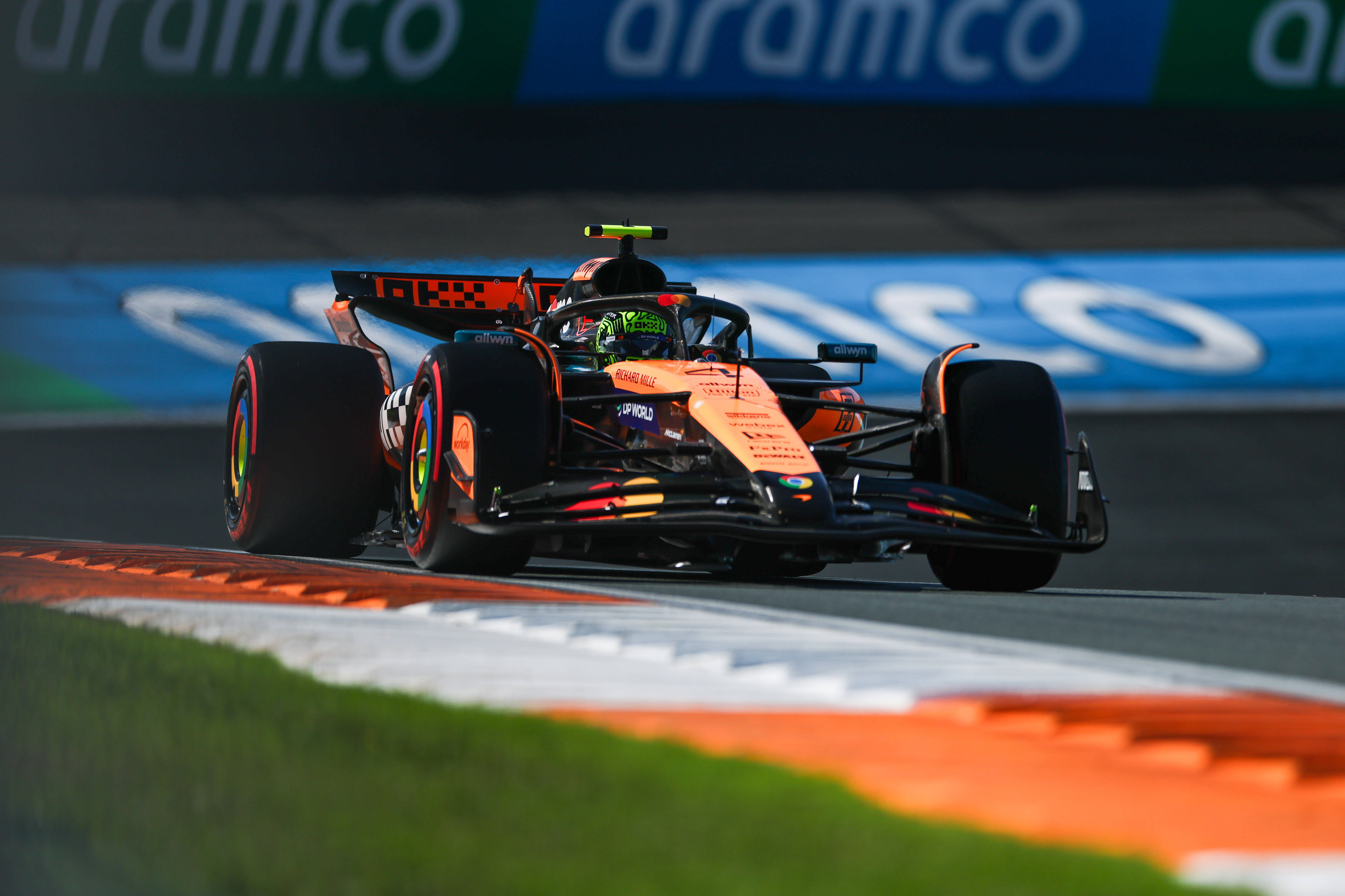 梅赛德斯险胜红牛车队,皮亚斯特里扛起全队的简单介绍 梅赛德斯险胜红牛车队,皮亚斯特里扛起全队的简单介绍