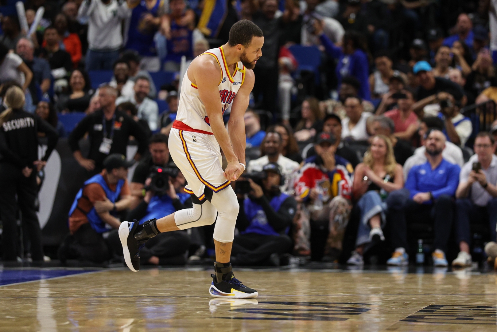 马刺轻取猛龙，库里点燃赛场