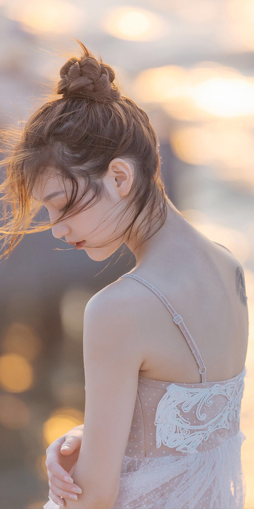 重叠的绿茵，当格纳布里在德黑兰之手拨动巴西的桑巴